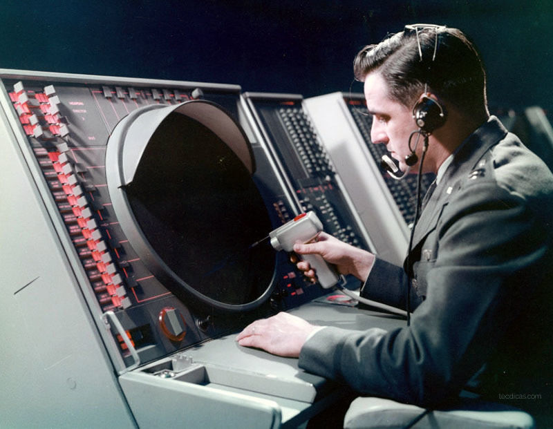 Figura 19. Operador manipulando o Sistema SAGE.